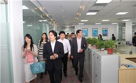 嘉賓參觀中太建設(shè)集團華東工程局全新辦公室